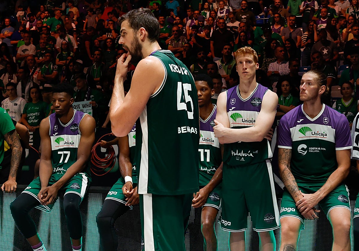 Los jugadores del Unicaja, afectados tras la derrota contra el Tenerife.