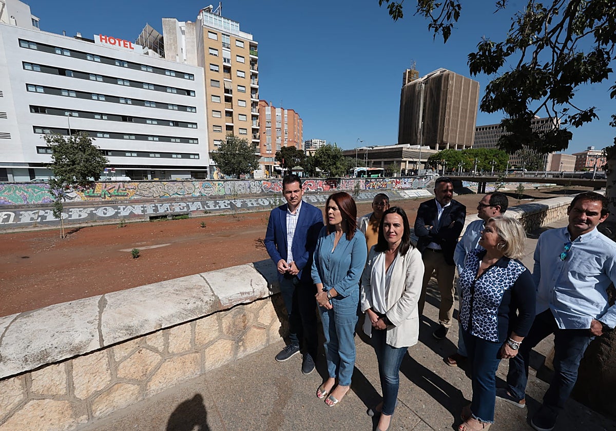 Noelia Losada con Alejandro Carballo y María Jesús Palacios, en el cauce del Guadalmedina.