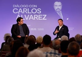 El redactor jefe de SUR Alberto Gómez junto al barítono Carlos Álvarez, ayer en la cita de La Malagueta.