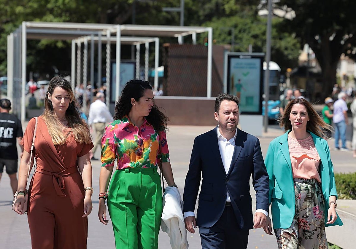 Yolanda Gómez, Gema Palomo, Jesús Ruiz Ballesteros y Purificación Fernández, esta mañana en la plaza de la Marina.