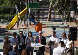 De la Torre junto a miembros de su lista en el parque infantil de Pinos del Limonar.