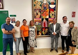 El alcalde veleño y la concejala de Educación, este martes con responsables del centro.