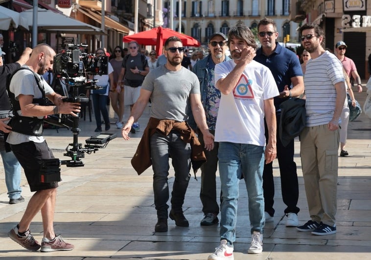 Santi Millán (delante), rodeado de Rául Tejón, Fele Martínez, Fernando Gil y Gorka Otxoa, en el rodaje en calle Alcazabilla.