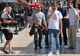 Santi Millán (delante), rodeado de Rául Tejón, Fele Martínez, Fernando Gil y Gorka Otxoa, en el rodaje en calle Alcazabilla.