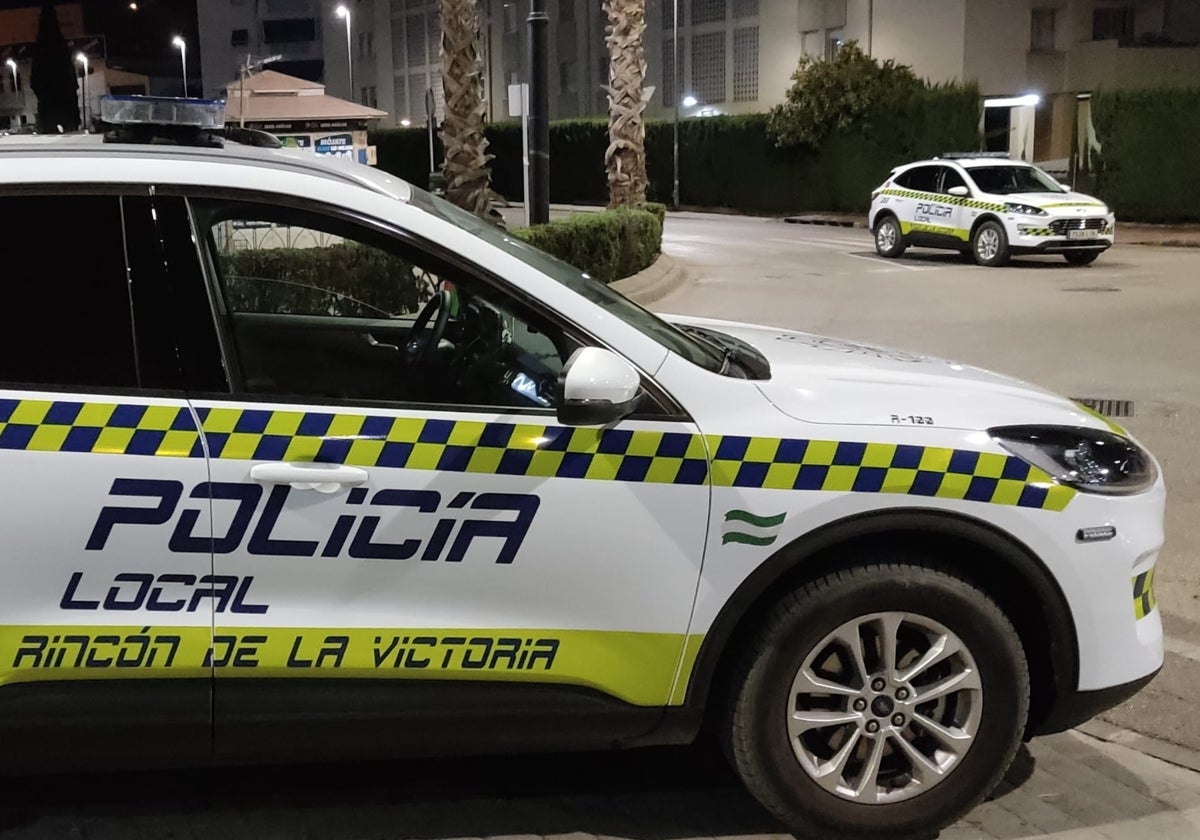 Dos vehículos de la Policía Local de Rincón de la Victoria.