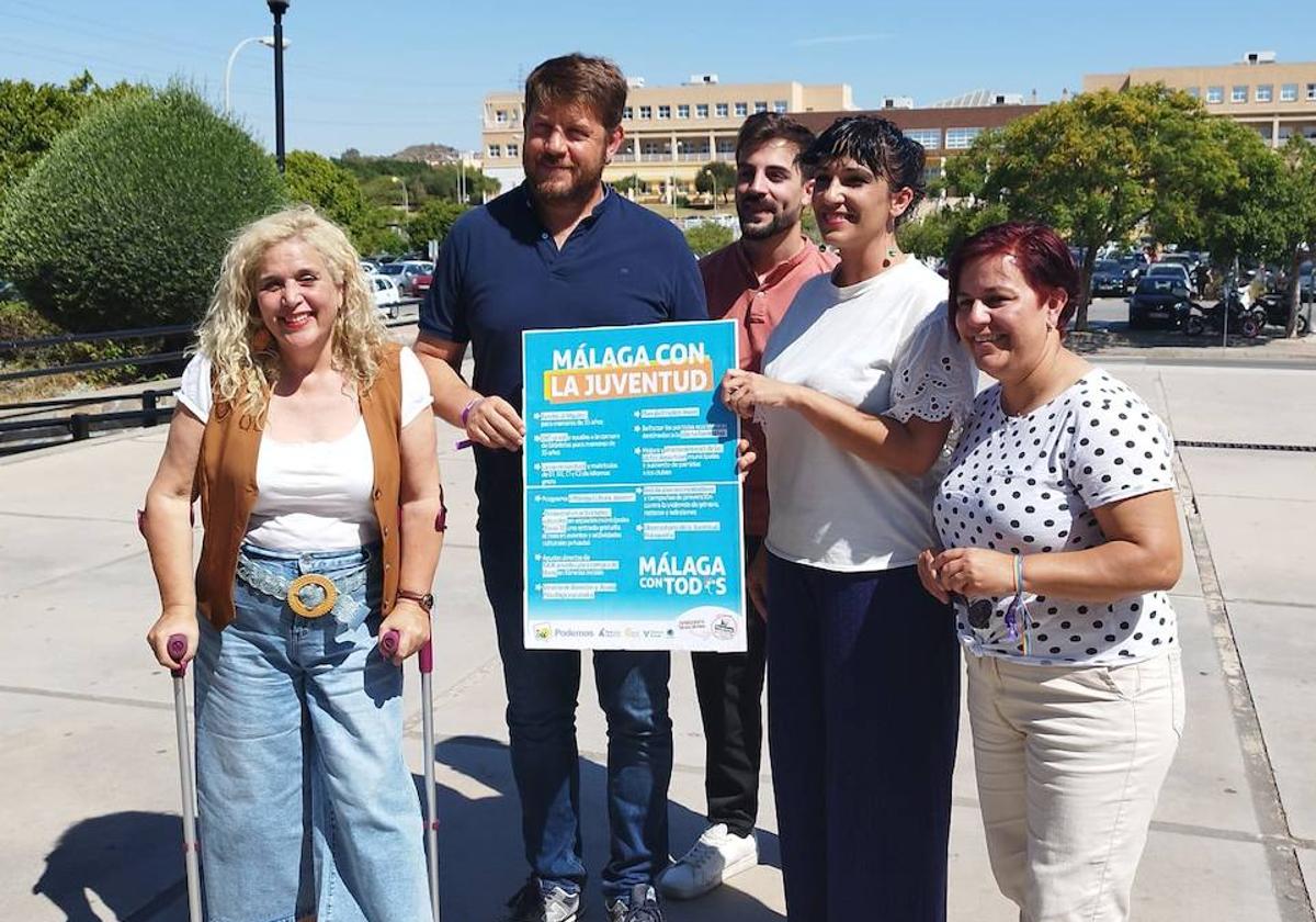 Los candidatos de Con Málaga y el parlamentario andaluz presentan las medidas del partido en materia de juventud.