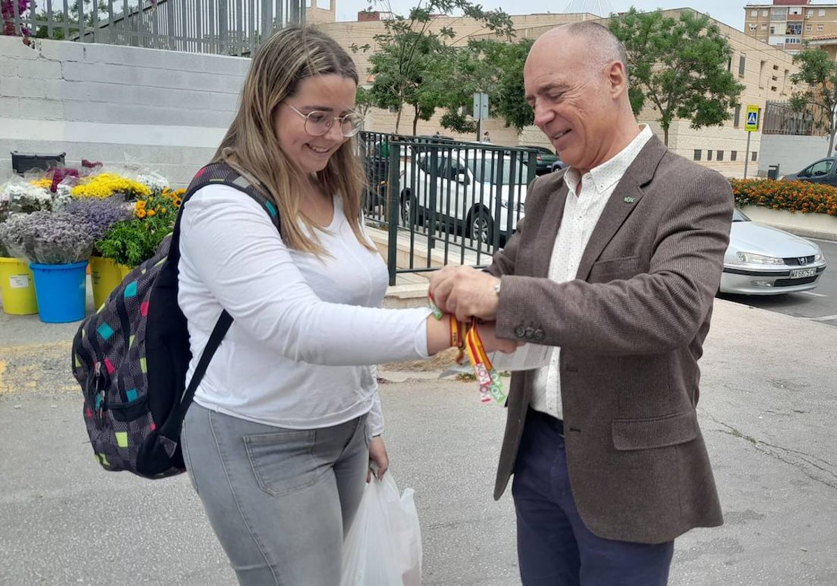 José Hidalgo junto a una joven, en el paseo del equipo de Vox de esta mañana.