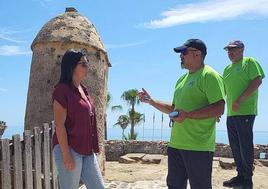 La edil con los operarios implicados.