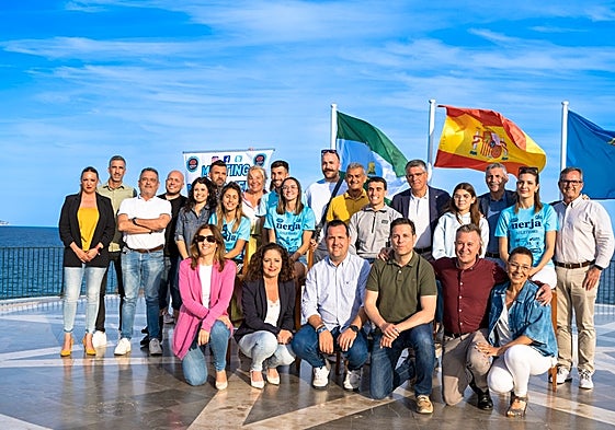 Acto de presentación de la competición deportiva en el Balcón de Europa.