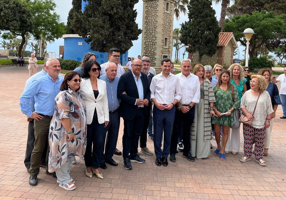 El presidente andaluz del PP, Juanma Moreno, con el candidato, Jesús Lupiáñez, y los integrantes de la lista, este miércoles en Torre del Mar.