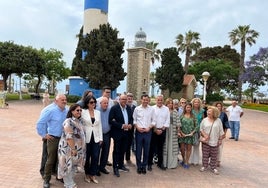 El presidente andaluz del PP, Juanma Moreno, con el candidato, Jesús Lupiáñez, y los integrantes de la lista, este miércoles en Torre del Mar.