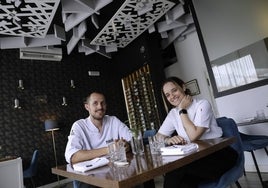 Diego Aguilar y Cristina Cánovas, en el local que han ocupado casi una década.