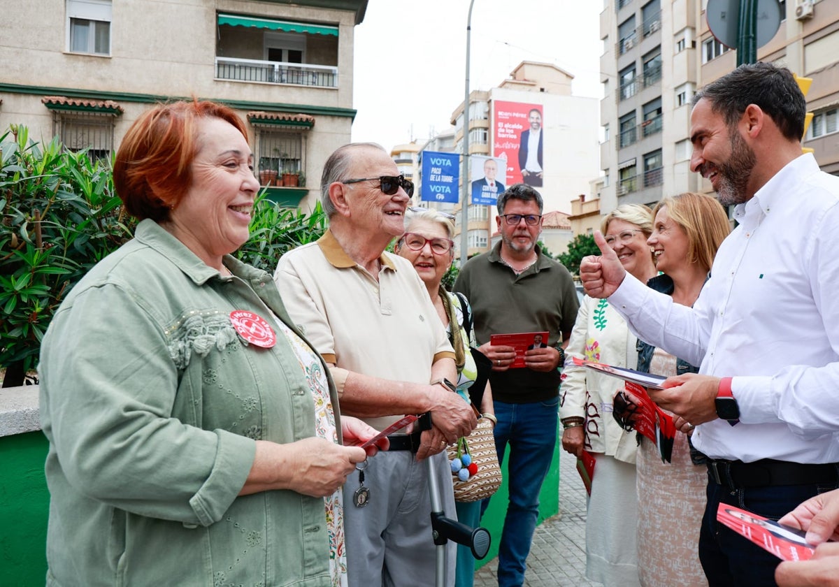 Dani Pérez charla con los vecinos en Eugenio Gross y les explica su plan de choque de limpieza.