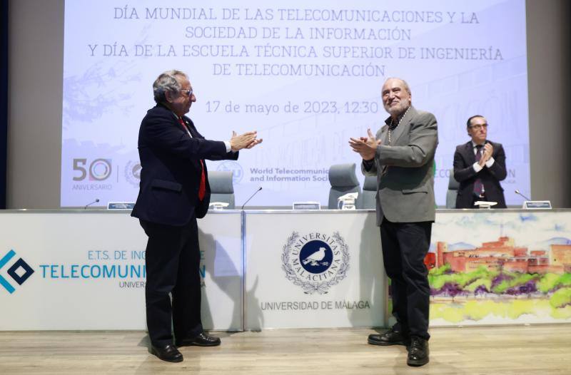 El rector, Jsoé Ángel Narváez, entrega la medalla al profesor Puerta Notario, que fue director de la escuela.