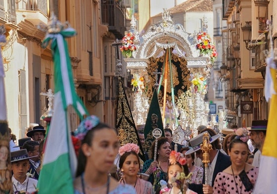 El simpecado de la Hermandad del Rocío de Málaga La Caleta, camino de la aldea almonteña.