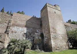 Zona de la muralla de la Alcazaba, apuntalada con maderas.