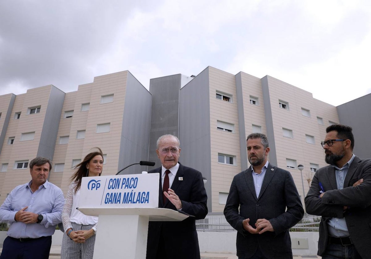 El candidato del PP junto a parte de su equipo, esta mañana ante una de las últimas promociones de VPO.