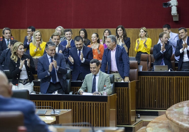 Los diputados del PP aplauden la intervención del presidente de la Junta.