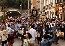El simpecado de la Hermandad del Rocío de Málaga La Caleta, por la plaza de la Merced.