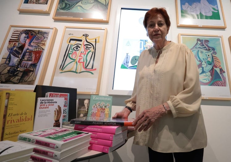 Carmen Giménez, en la librería del MPM con el catálogo de 'Picasso escultor'.