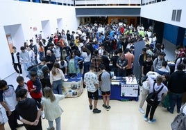 Aspecto del vestíbulo de la Escuela de Ingenierías Industriales, con parte de los participantes en la feria.