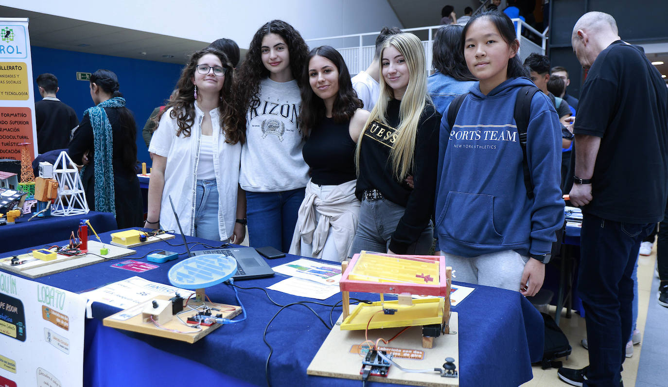 Marina, Lucia, Yanira, Paula y Jiaxiang, alumnas de cuarto de la ESO.
