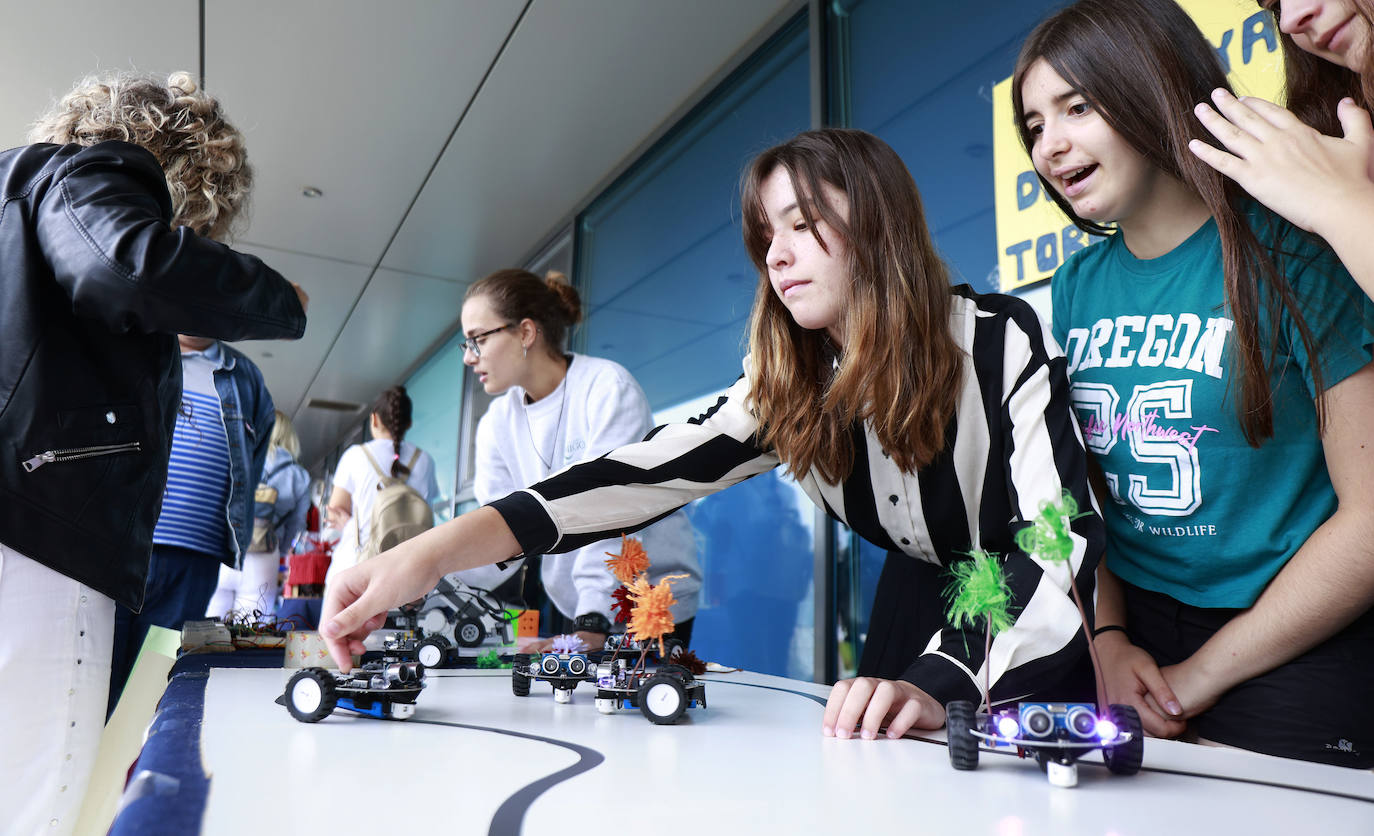 Claudia, Daniela y Vanessa, con los robots programados para seguir la luz.