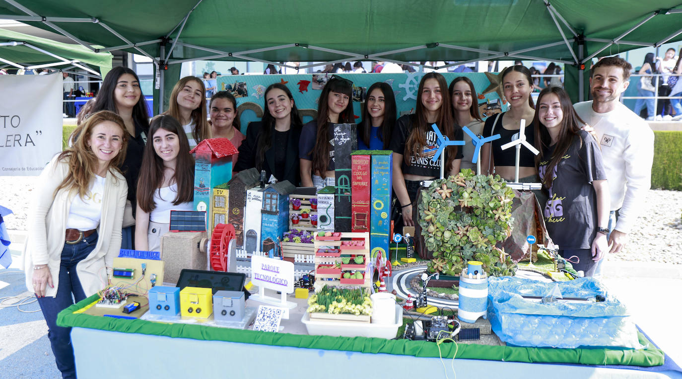Isabel Soler y David Rubio, con los  alumnos de este instituto de Almería, que participa por primera vez en esta feria.