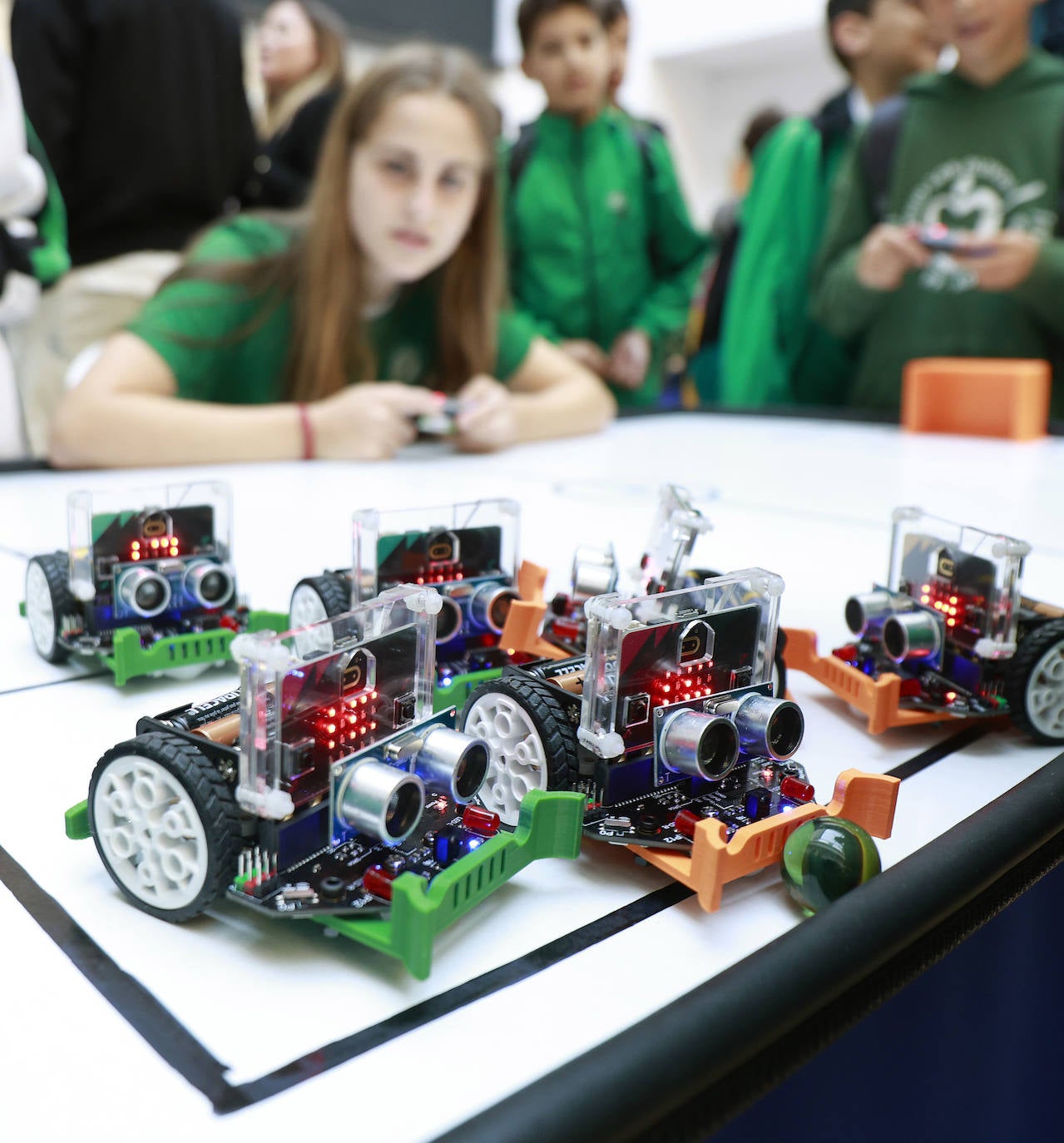 Los estudiantes de este colegio de Málaga han presentado un juego de fútbol con robots
