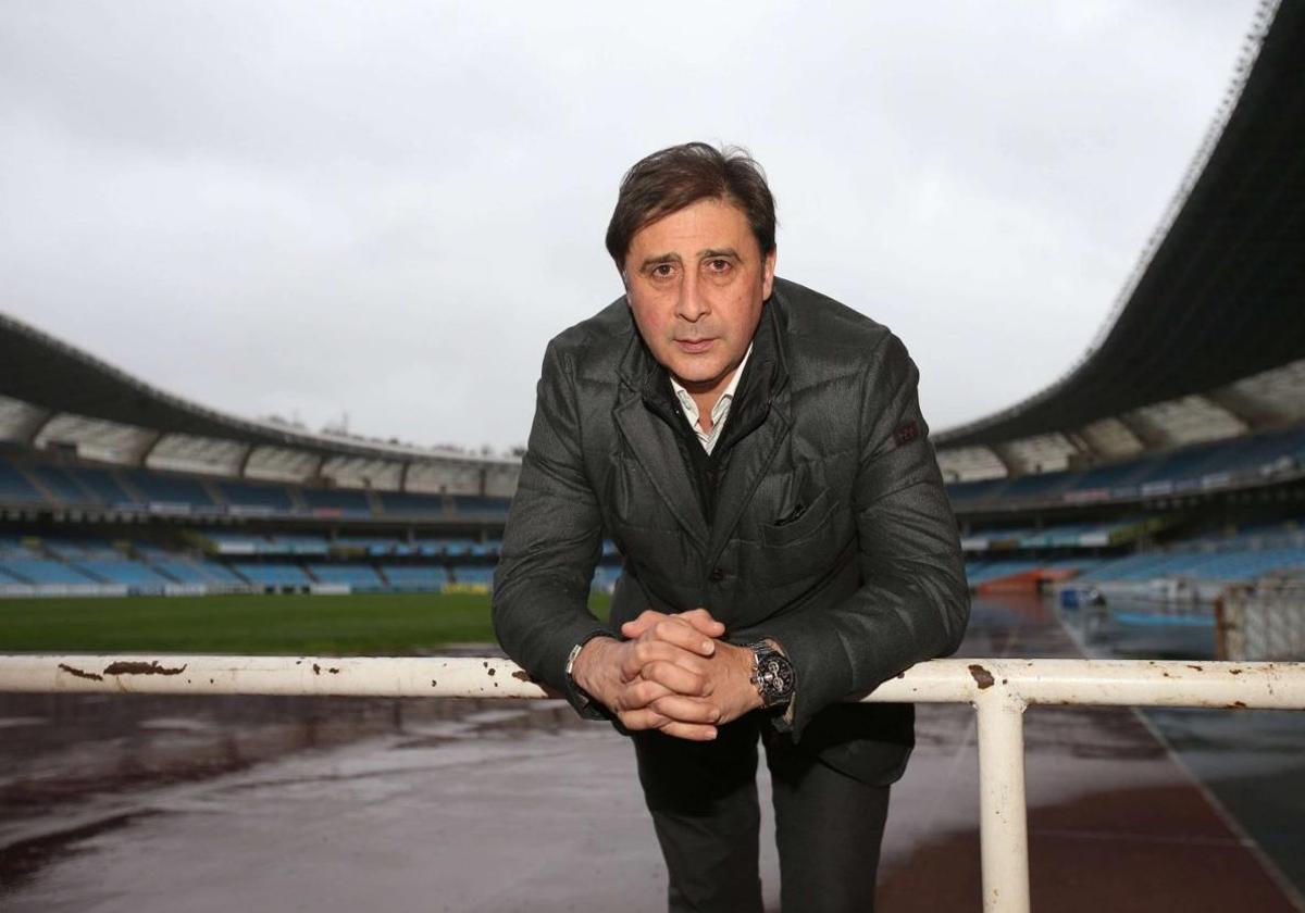 Loren Juarros posa en la antigua Anoeta durante su etapa de diez años como director deportivo de la Real Sociedad.