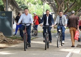 Dani Pérez, este viernes, comenzando el día de campaña sobre la bicicleta.