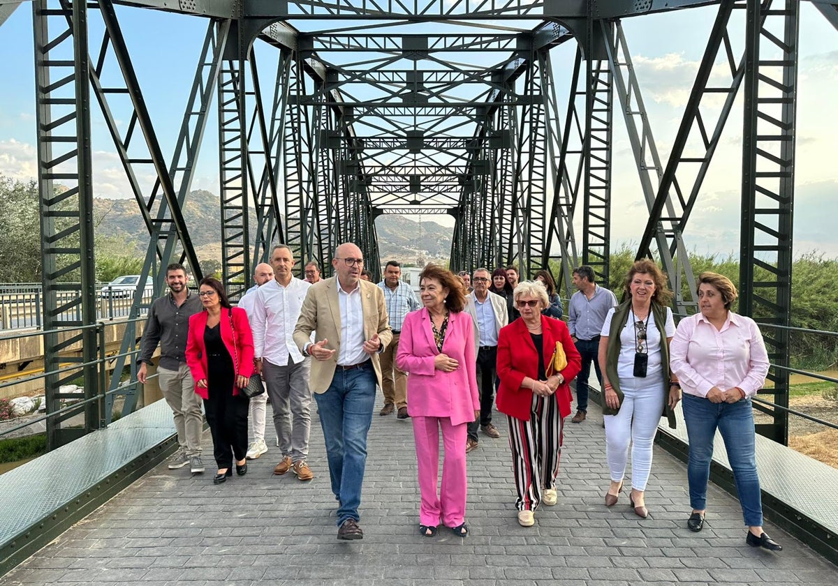 Jorge Gallardo y Cristina Narbona, en el puente de hierro de Cártama.