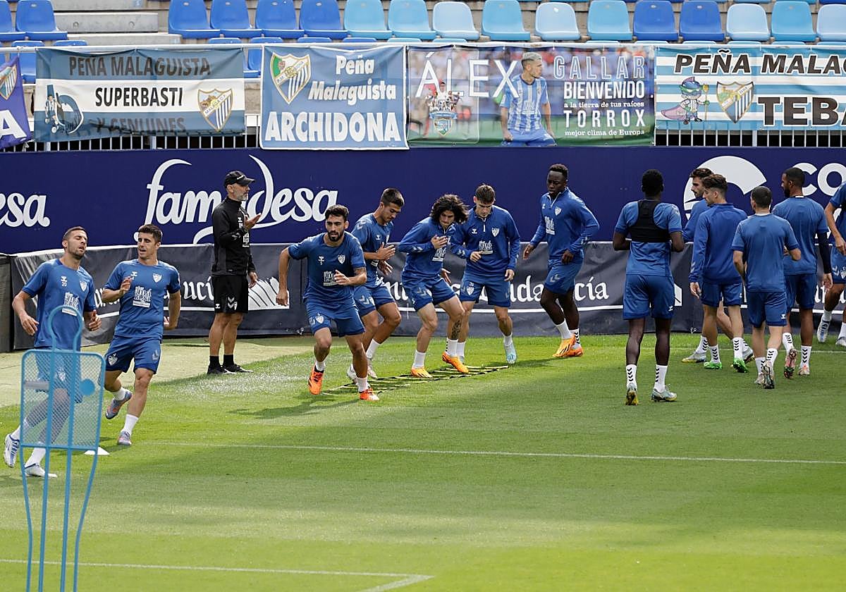 Jugadores del Málaga se ejercitan durante el último entrenamiento antes del partido contra el Alavés en La Rosaleda.