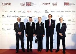 Los premiados, junto a la Infanta Elena.