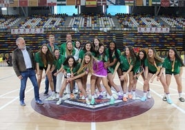 Las jugadoras del Unicaja celebran el tercer puesto.