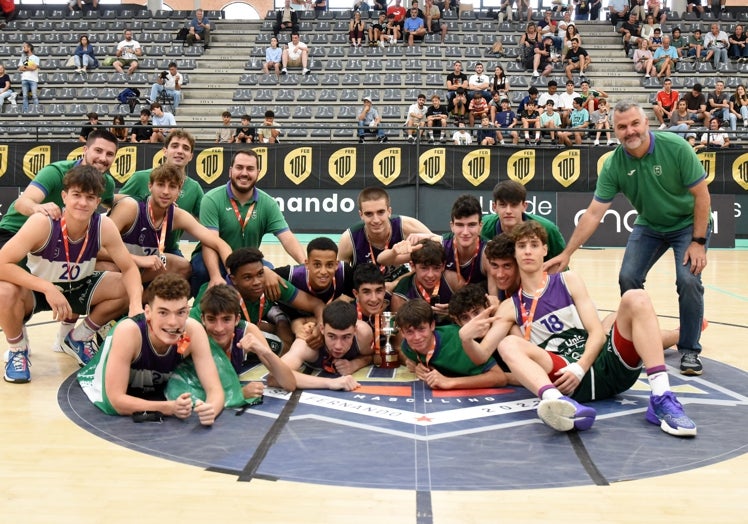 Los jugadores del Unicaja celebran la medalla de plata.