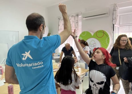 Imagen secundaria 1 - Los pequeños disfrutaron en el espacio de La Noria de una actividad especial el pasado viernes: encontrar el tesoro escondido. 