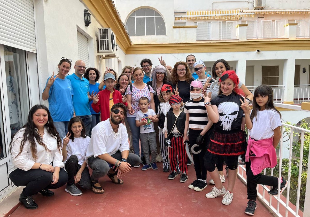 Voluntarios de CaixaBank, representantes de Fundación Olivares y familias con sus hijos.