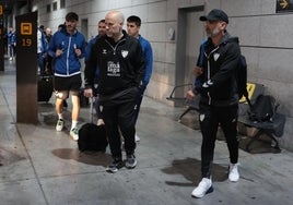 Los jugadores malaguistas y asistentes técnicos regresan al Aeropuerto de Málaga este domingo por la mañana.