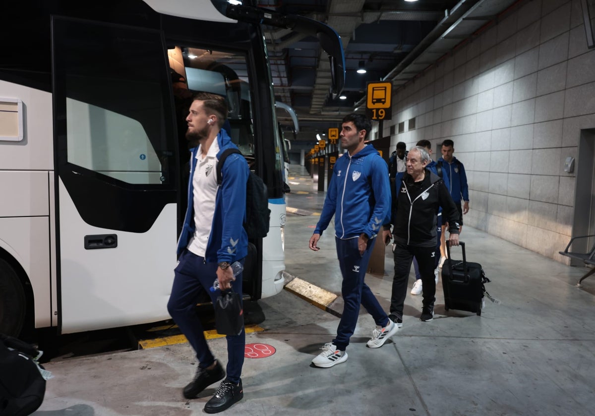 Genaro, Escassi y Juan Carlos Pérez Frías, en el regreso de la expedición a Málaga, en torno a las 9.00 horas de ayer.