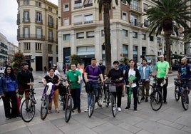 Candidatos de Con Málaga y miembros de Ruedas Redondas antes de la ruta.