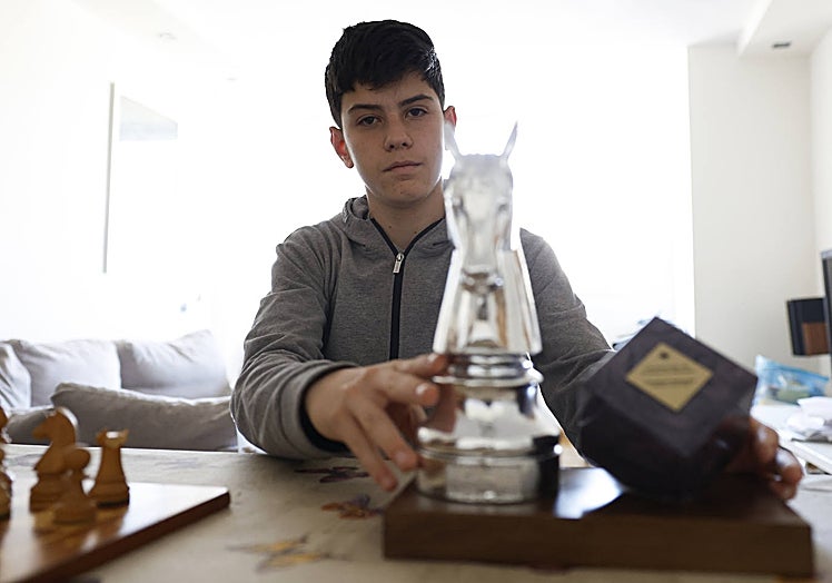 Lorenzo Perea, junto a trofeos ya obtenidos, el de la izquierda correspondiente al último Campeonato de Andalucía.