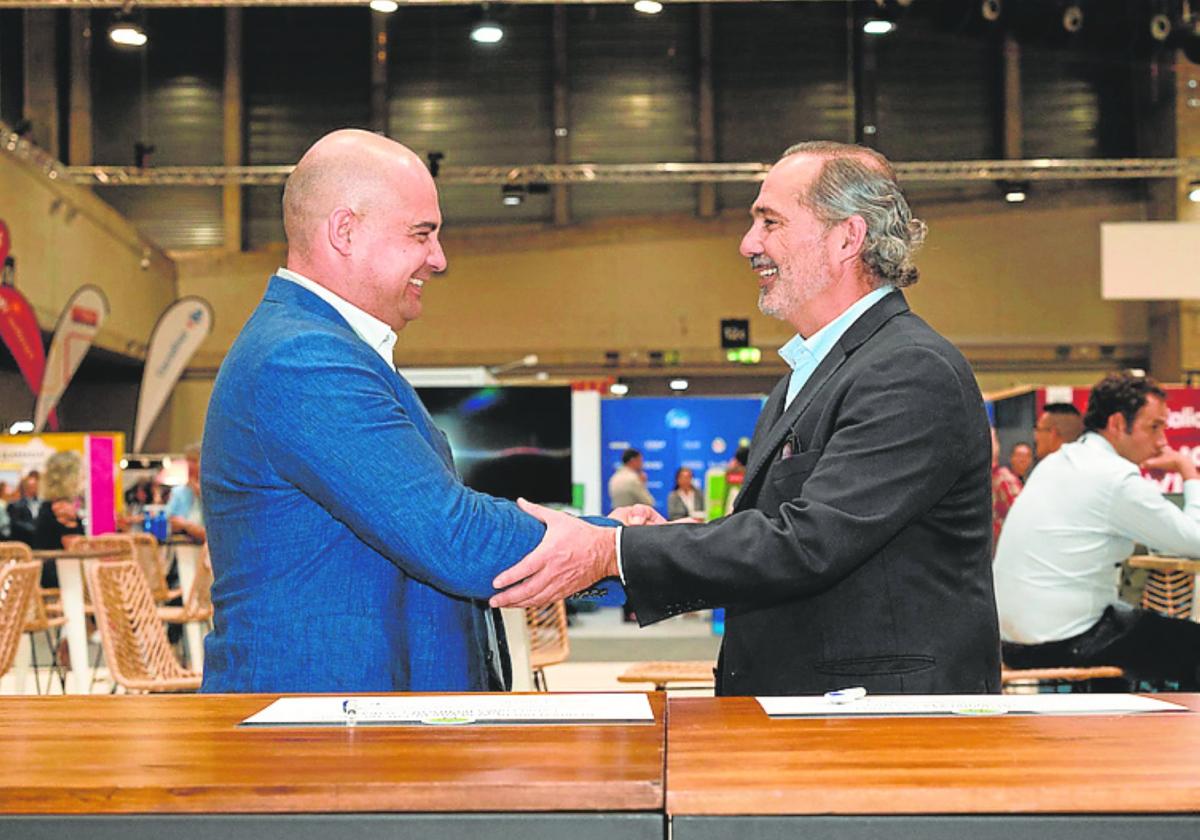 Prudencio Lopez y Jorge Ybarra, durante la firma del acuerdo.