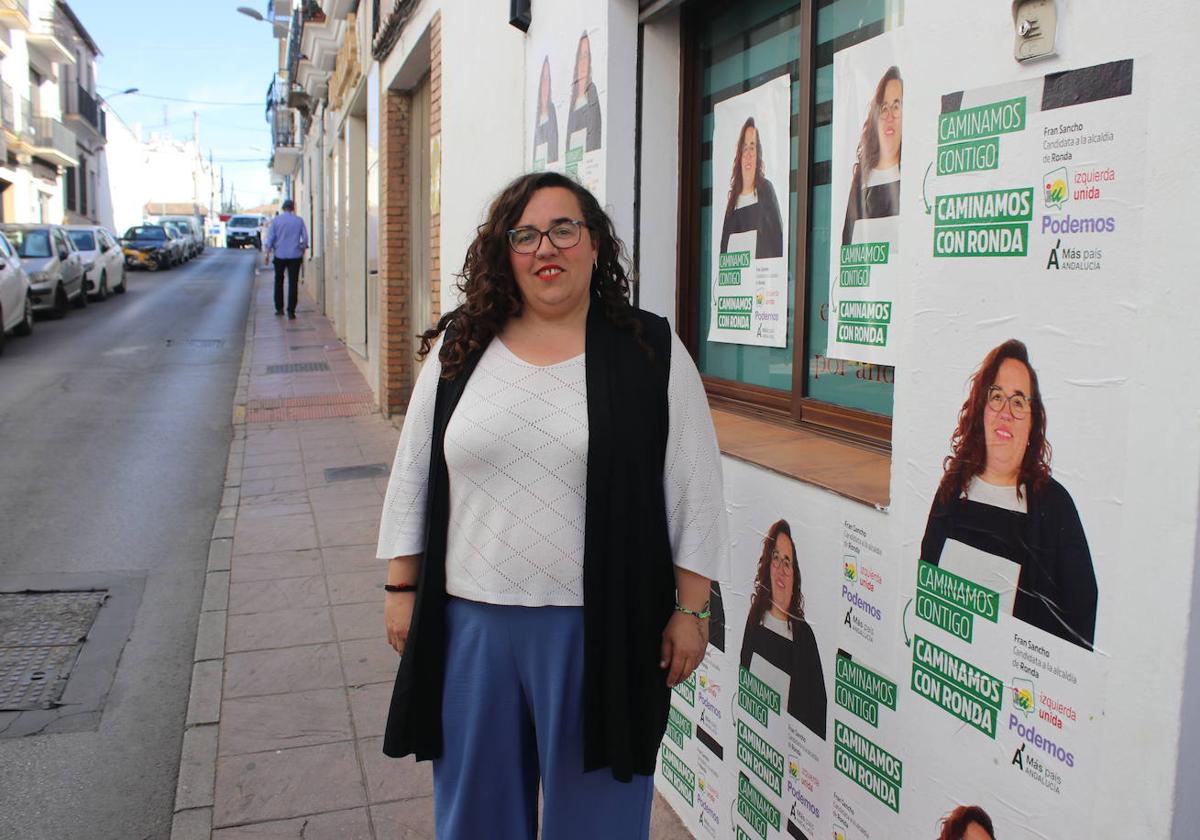 Sancho, junto a la sede de IU.