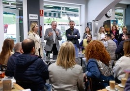 Carolina España, Francisco de la Torre y Carlos Conde en un desayuno con colectivos.