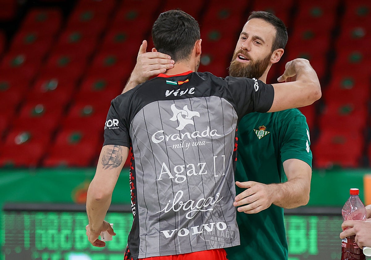 Pablo Almazán saluda a Pere Tomás antes del Betis-Granada.