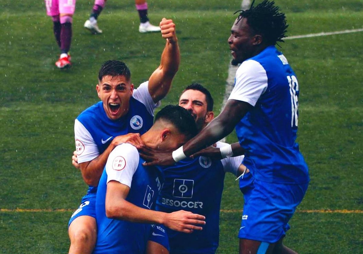 Jugadores de El Palo celebran el gol del triunfo conseguido ante el Malagueño. J. R. P.