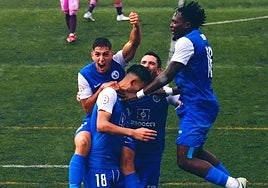 Jugadores de El Palo celebran el gol del triunfo conseguido ante el Malagueño. J. R. P.