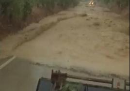 Una tromba de agua obliga a cortar la carretera entre Cuevas Bajas y Algaidas