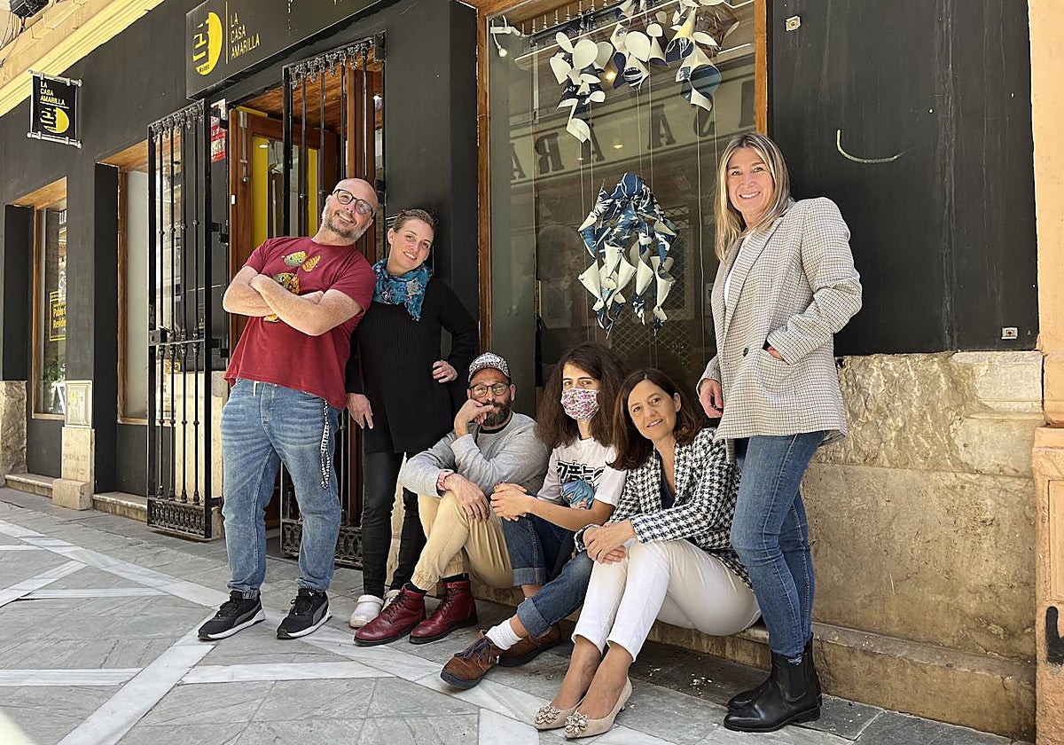 David Burbano, Cristina Savage, Roy Laguna, Hugo López, Ana María Catalán y Alicia Fernández, ayer en La Casa Amarilla.